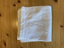 weißes Handtuch (Marke Schiesser)