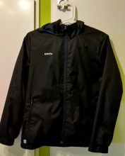 Schwarze Regenjacke